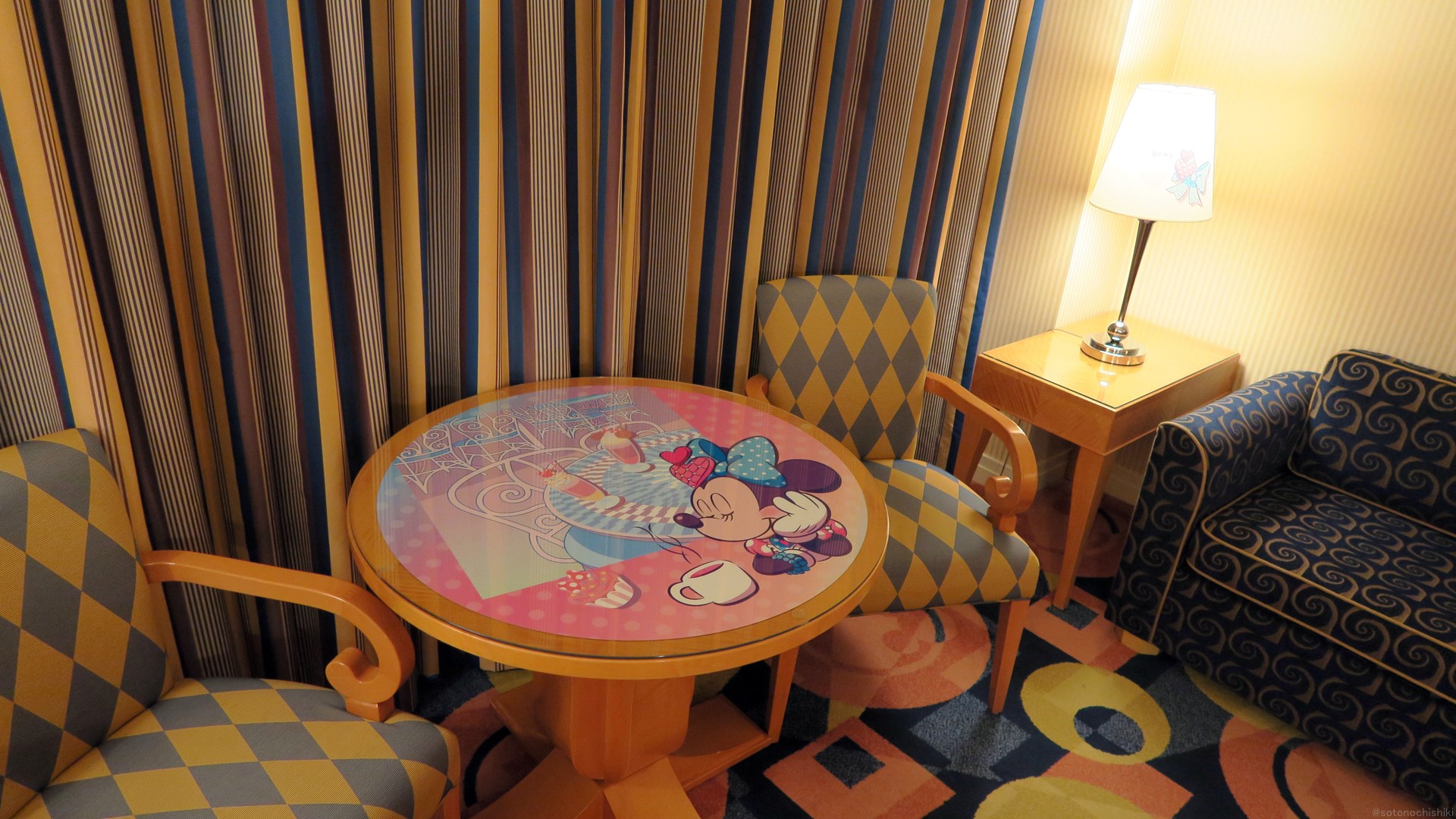 コーヒーテーブルなどには大好きなものに囲まれリラックスしているミニーが描かれている