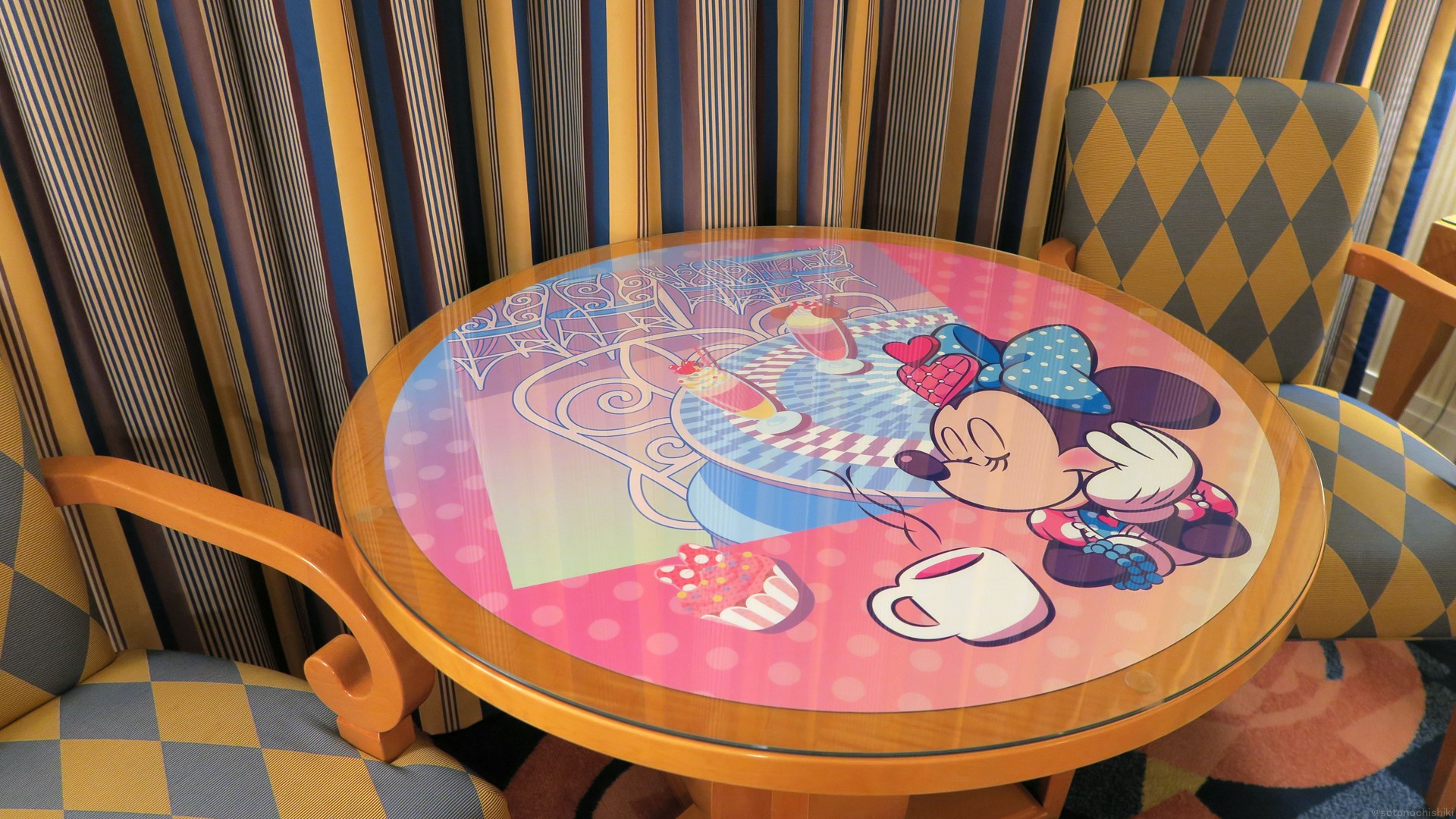 コーヒーテーブルなどには大好きなものに囲まれリラックスしているミニーが描かれている