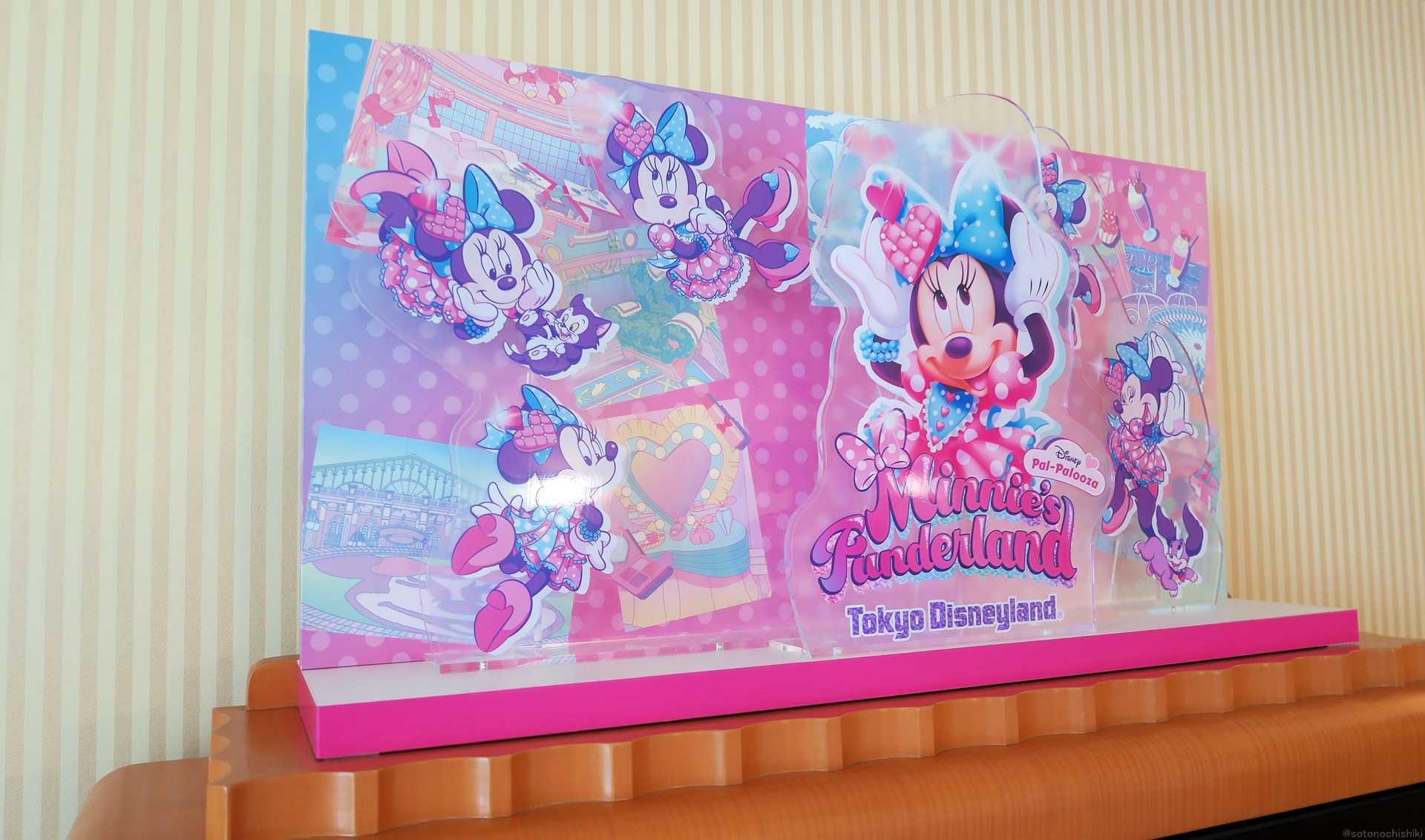 テレビの上部にはミニーのアクリルパネルが飾られている