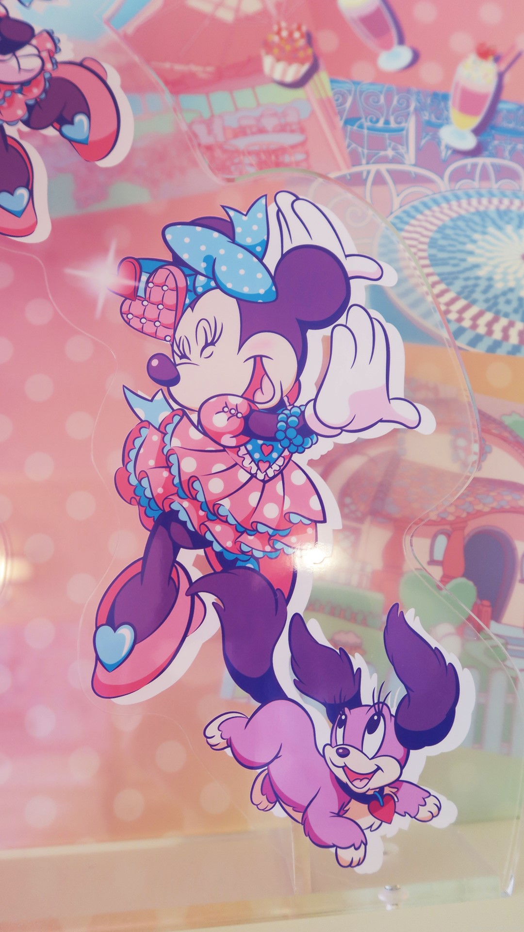 テレビの上部にはミニーのアクリルパネルが飾られている