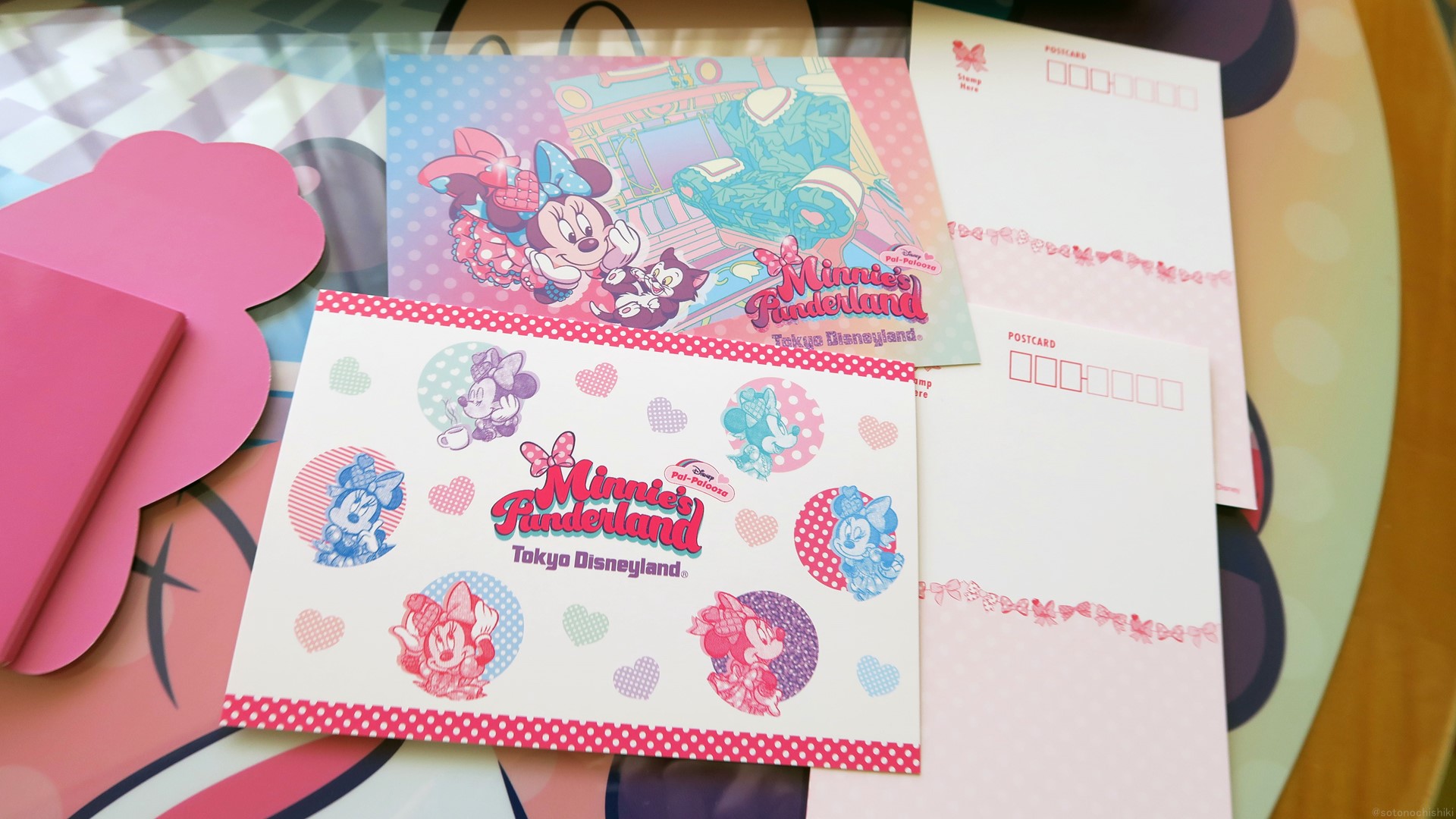 ポストカードはミニーが描かれた異なるデザインの2種類。1室につき2点ずつ用意されている