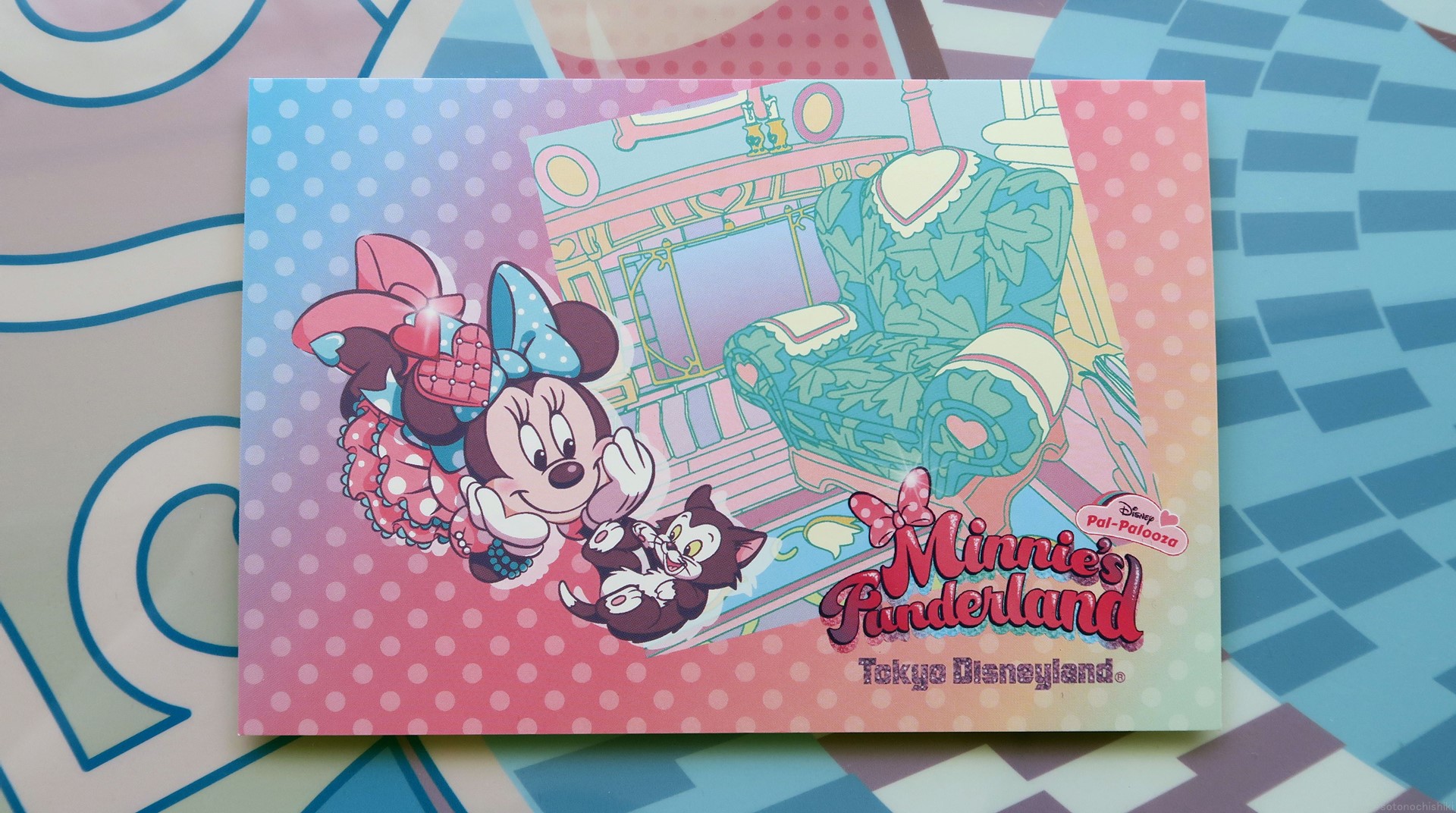 ポストカードはミニーが描かれた異なるデザインの2種類。1室につき2点ずつ用意されている