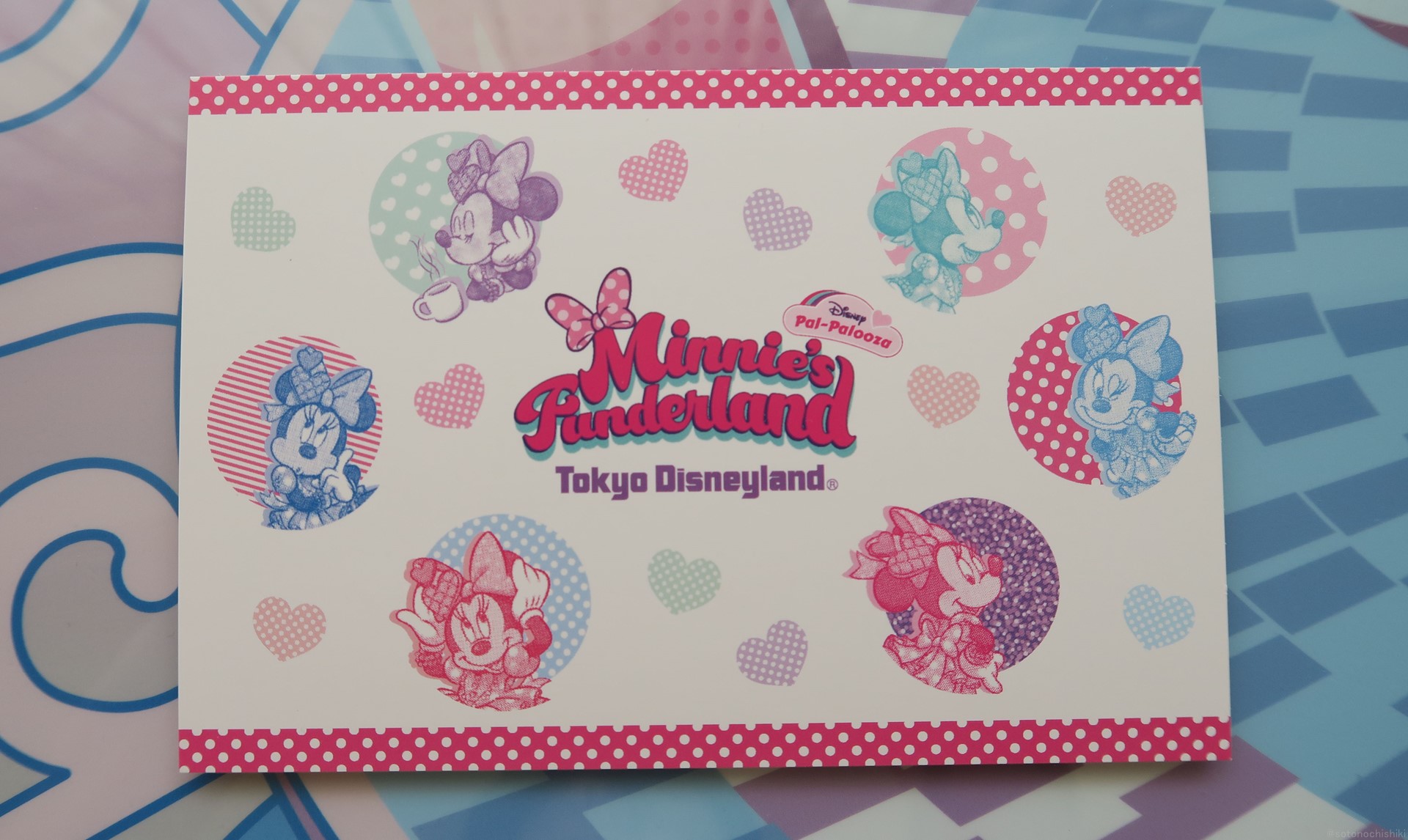 ポストカードはミニーが描かれた異なるデザインの2種類。1室につき2点ずつ用意されている
