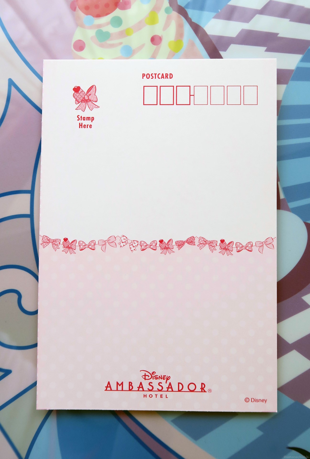 ポストカードはミニーが描かれた異なるデザインの2種類。1室につき2点ずつ用意されている