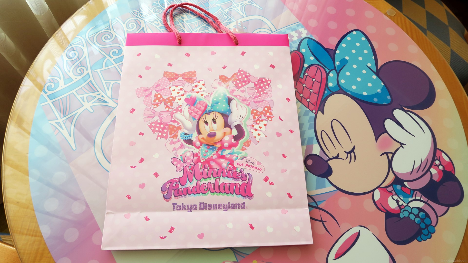 今回のアートが描かれたペーパーバッグ。1室につき2点用意されている