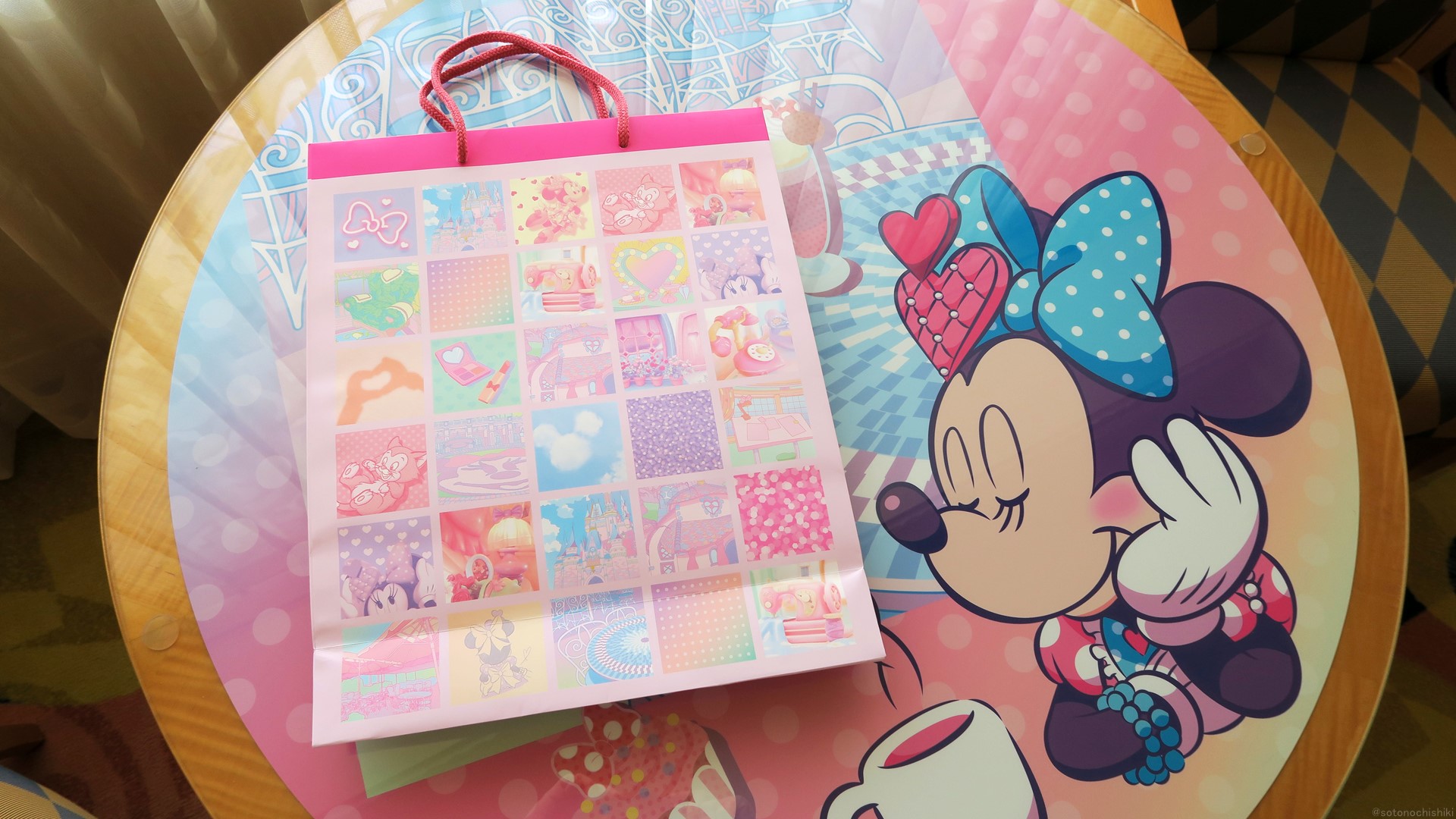 今回のアートが描かれたペーパーバッグ。1室につき2点用意されている