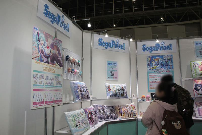 入口の目の前にあったのは、セガのスペース。こちらでは、最新のプライズや全国のローソンで購入することができるラッキーくじ関連商品・その他グッズなど多数展示されていた