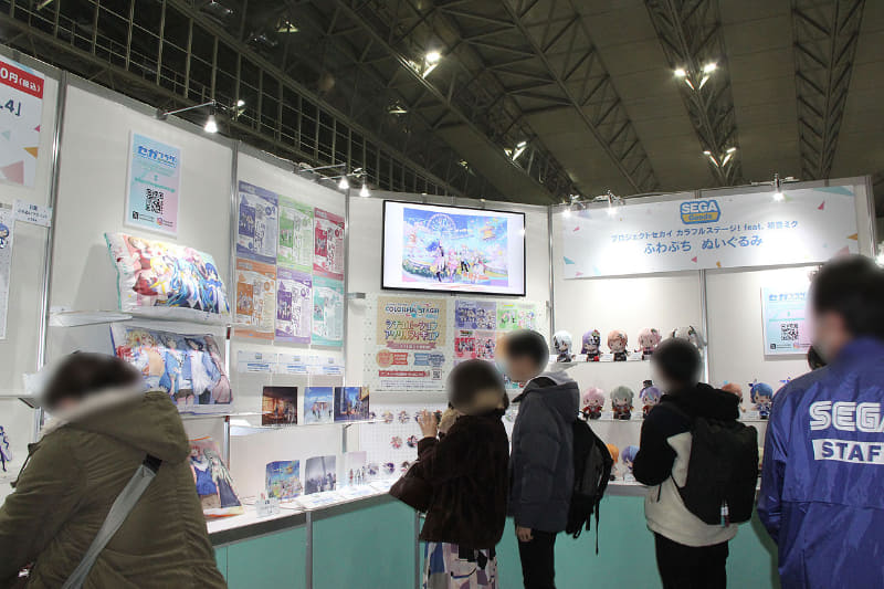 入口の目の前にあったのは、セガのスペース。こちらでは、最新のプライズや全国のローソンで購入することができるラッキーくじ関連商品・その他グッズなど多数展示されていた