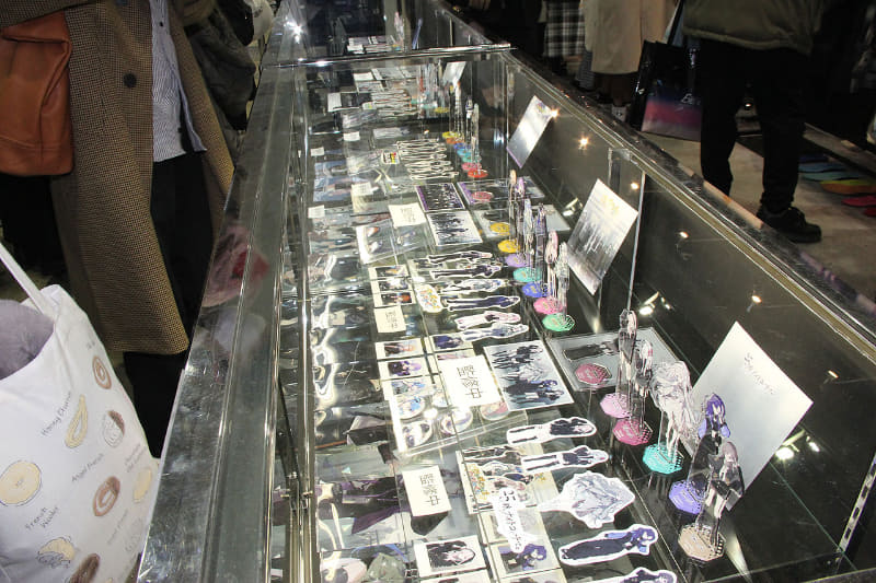 ZOZOTOWNとコラボレーションしたアパレルアイテムやグッズ、商品も展示されていた。デジタルサイネージには、「プロジェクトセカイ」に登場するキャラクターたちがコラボ服を着用したCGが映し出され、熱心に撮影する人の姿も