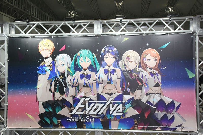 会場に入ってすぐの場所には、今回のイベントでのメインビジュアルが、一番奥には「プロジェクトセカイ」のユニットメンバーと一緒に写真が撮れるスペースが、それぞれ用意されていた。どちらも、大勢の順番待ちができるほどの人気に