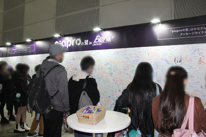 今回も用意された「piaproの壁」と題した、ユーザーのための寄せ書きスペース。撮影したのがイベント開催3日目ということもあり、余白部分を探すのが難しいほどメッセージやイラストが描き込まれていた