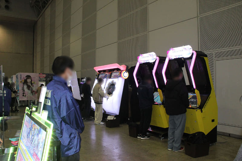 会場には、セガのリズムアクションゲーム「mai mai でらっくす」、「オンゲキ」、「チュウニズム」と、「プロジェクトセカイ」コラボレーションプリクラの各無料体験コーナーも用意され、こちらでも長い行列となっていた