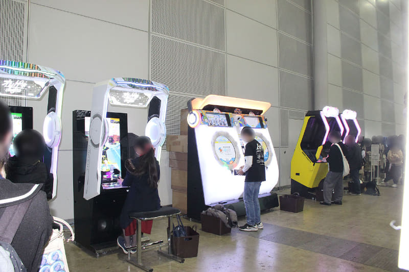会場には、セガのリズムアクションゲーム「mai mai でらっくす」、「オンゲキ」、「チュウニズム」と、「プロジェクトセカイ」コラボレーションプリクラの各無料体験コーナーも用意され、こちらでも長い行列となっていた