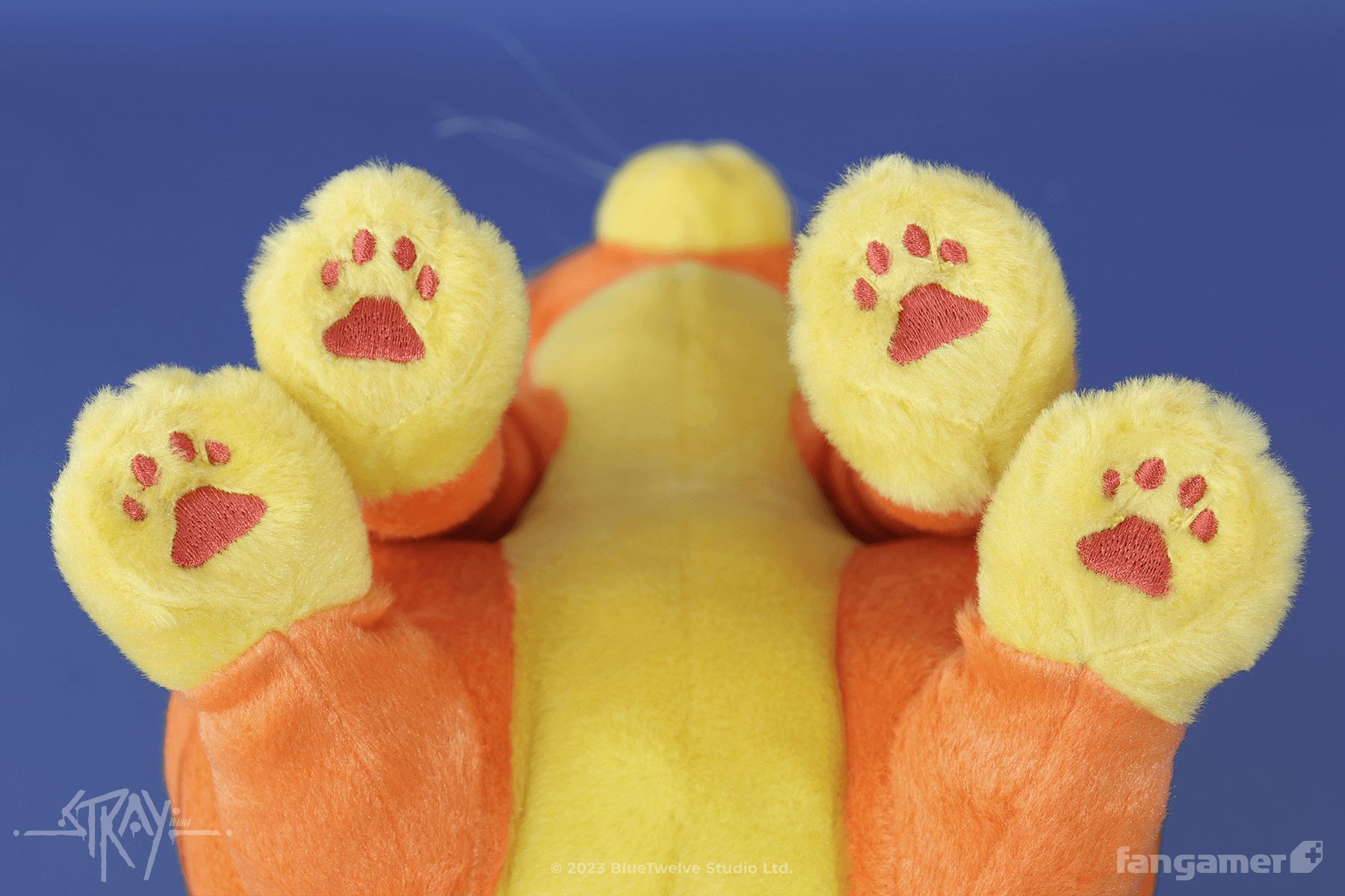 「猫と B-12 ぬいぐるみ」肉球デザイン