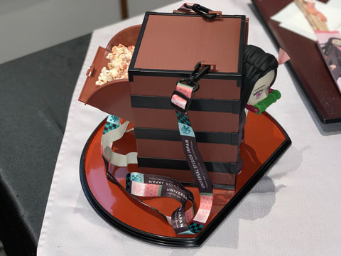 箱の中から顔をのぞかせる禰豆子！ USJ×「鬼滅の刃」コラボメニューを