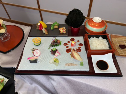 箱の中から顔をのぞかせる禰豆子！ USJ×「鬼滅の刃」コラボメニューを