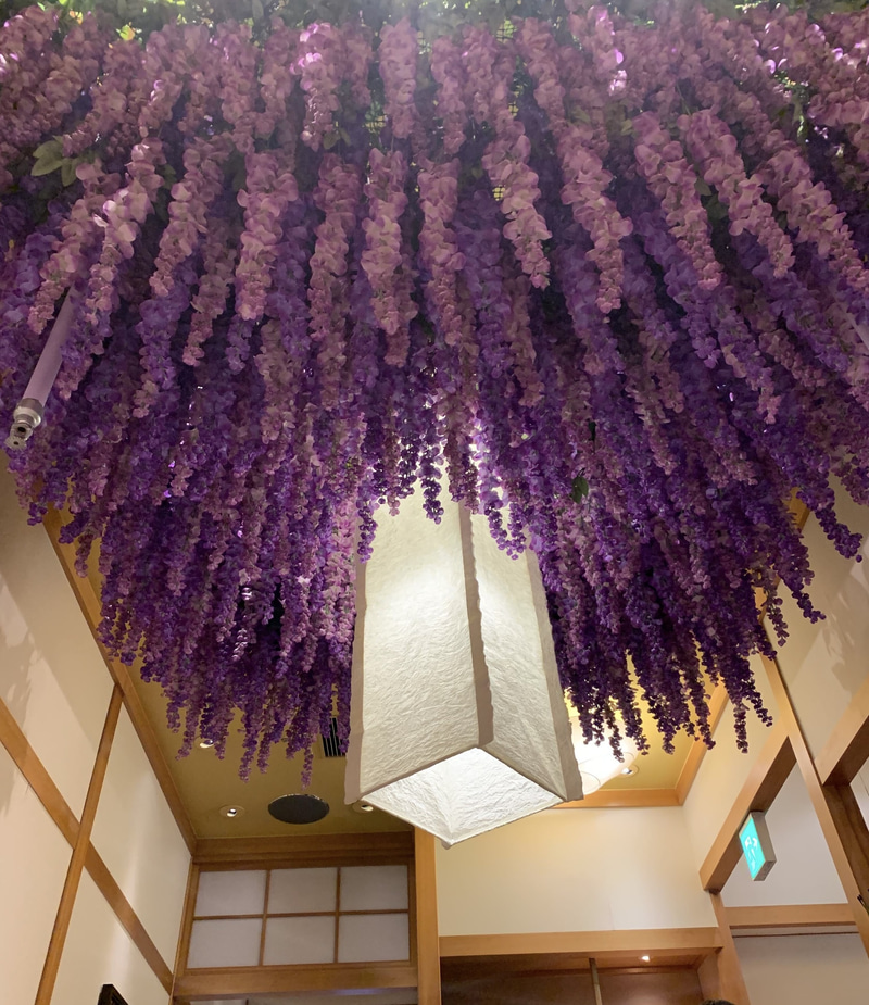 鬼が嫌う藤の花が飾られている。ここには鬼が入ってくる心配はないので安心