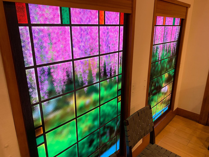 ステンドグラス風の装飾も良い感じ