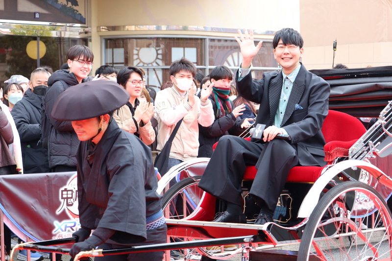 花江さんは人力車に乗って登場