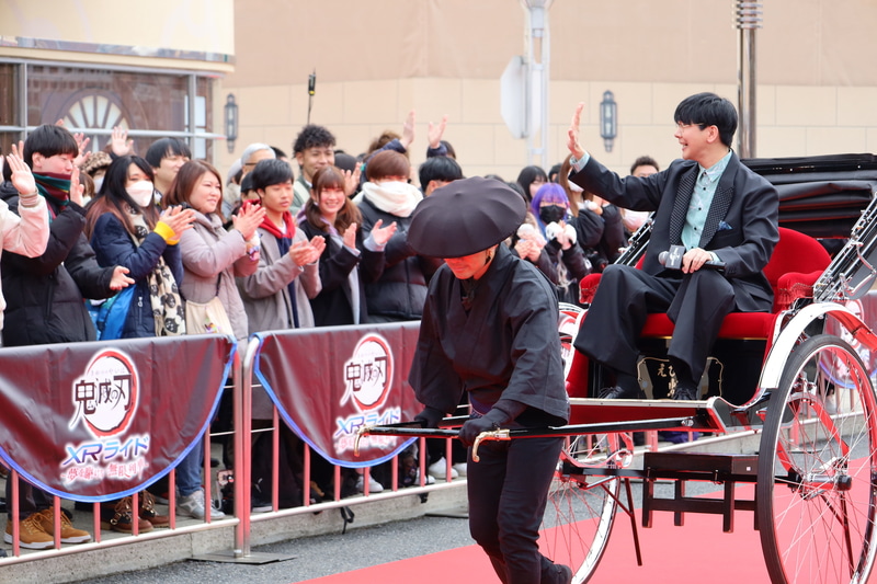 ファンの方の声援に応えるように笑顔で手を振っていた