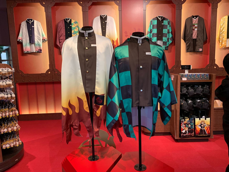 「鬼滅の刃」グッズのみを扱うショップではキャラクターの衣装が展示されるなど見応えじゅうぶん