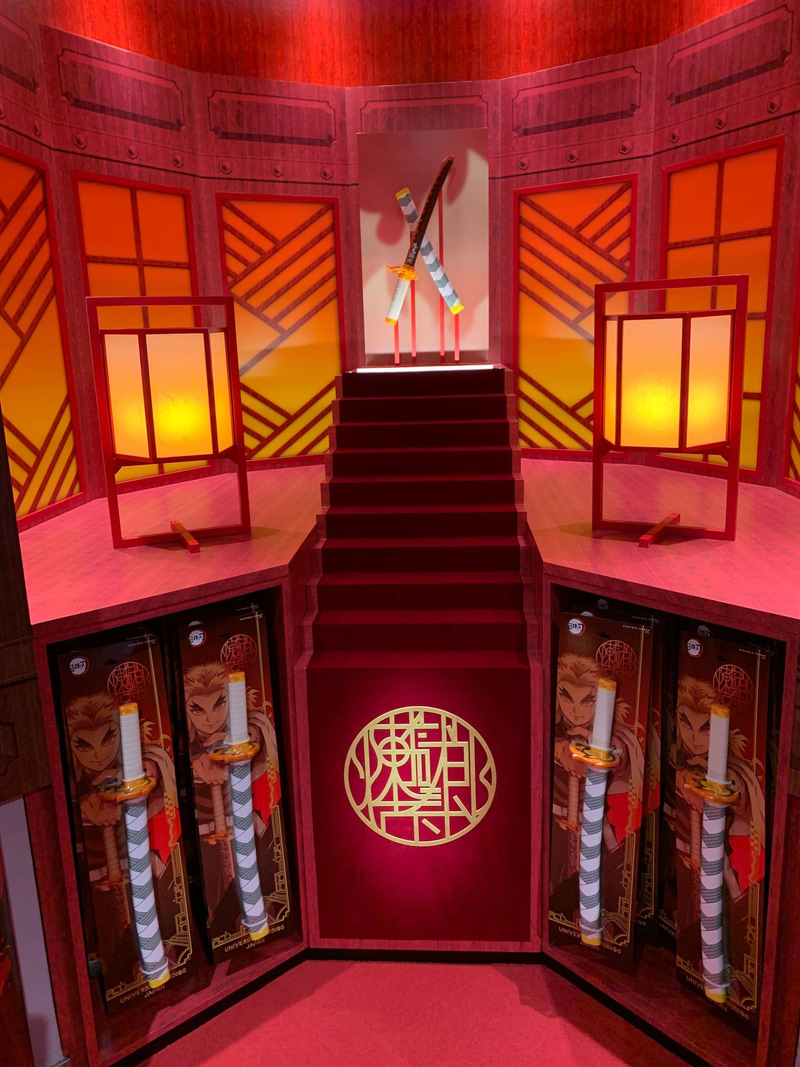 日輪刀もかっこよくディスプレイされていた