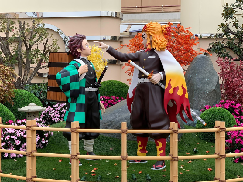 「鬼滅の刃 XRライド」の外観。炭治郎の後ろの箱から禰豆子がチラり