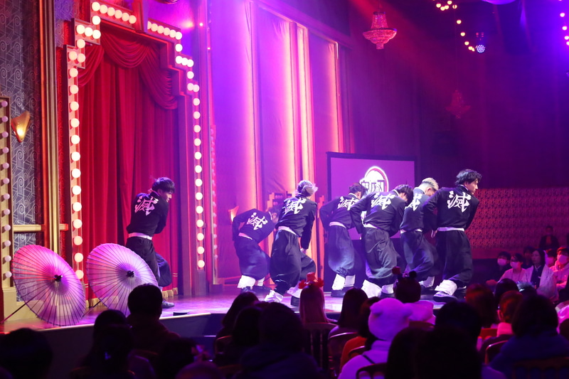 鬼殺隊の衣装を着たダンサーによる迫力のパフォーマンスも披露された