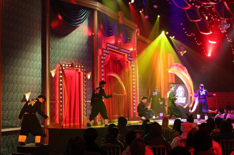 鬼殺隊の衣装を着たダンサーによる迫力のパフォーマンスも披露された