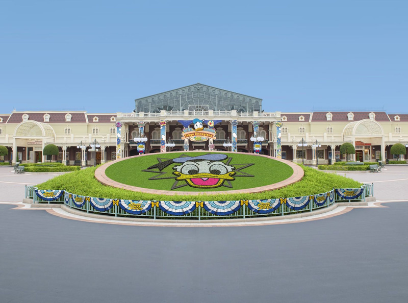 エントランスのドナルド花壇