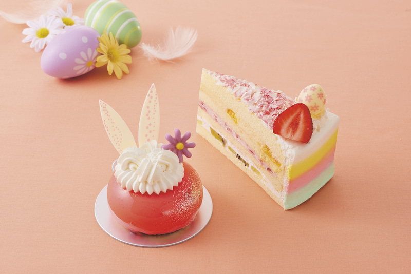 (左)イースターバニー・ホワイトチョコムース 〜チェリー&ハニー〜 (右)ハッピー・イースター! ショートケーキ ［提供場所］:ビバリーヒルズ・ブランジェリー