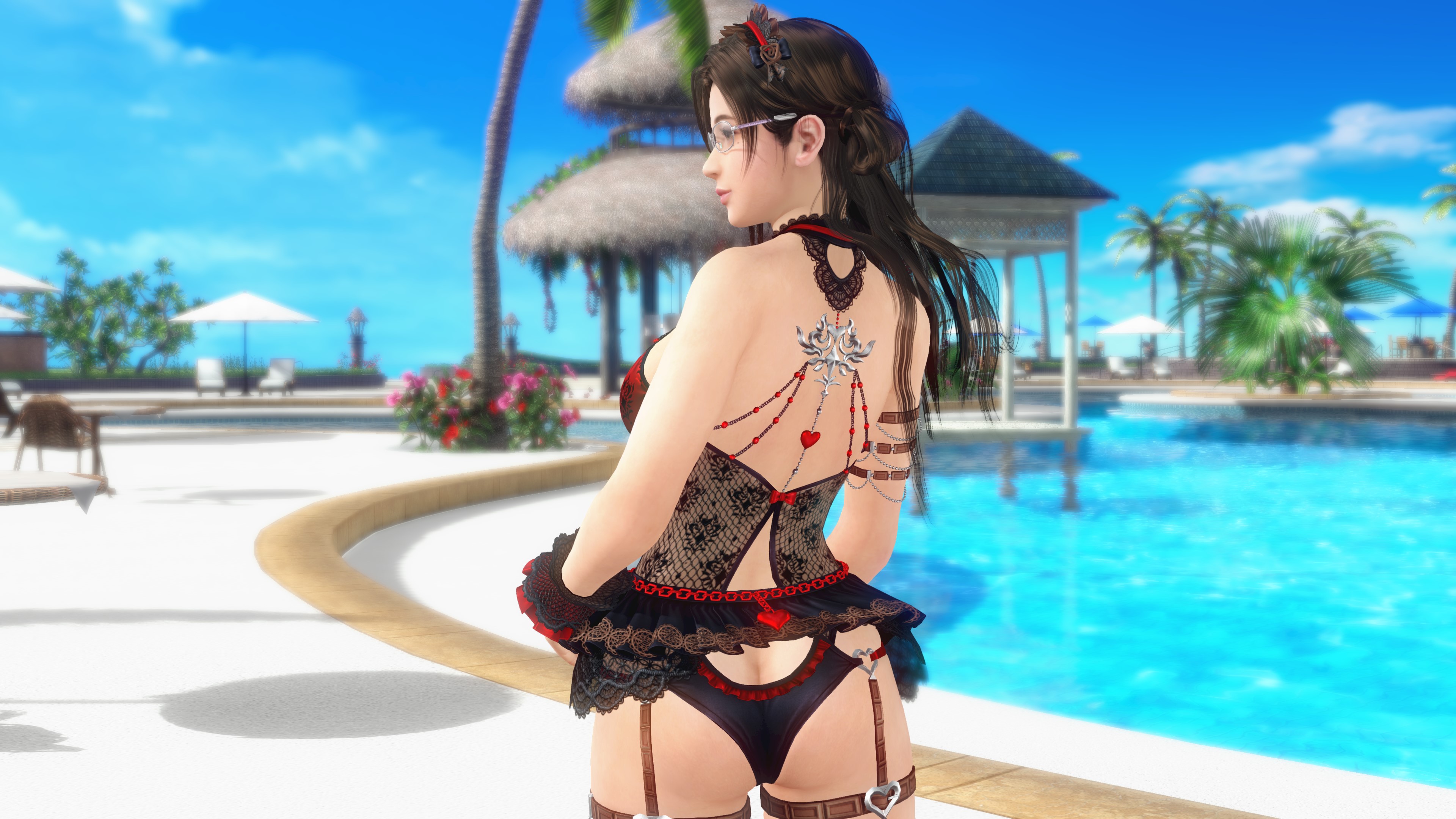 背中に紋章のような金具が配置されているのが面白い