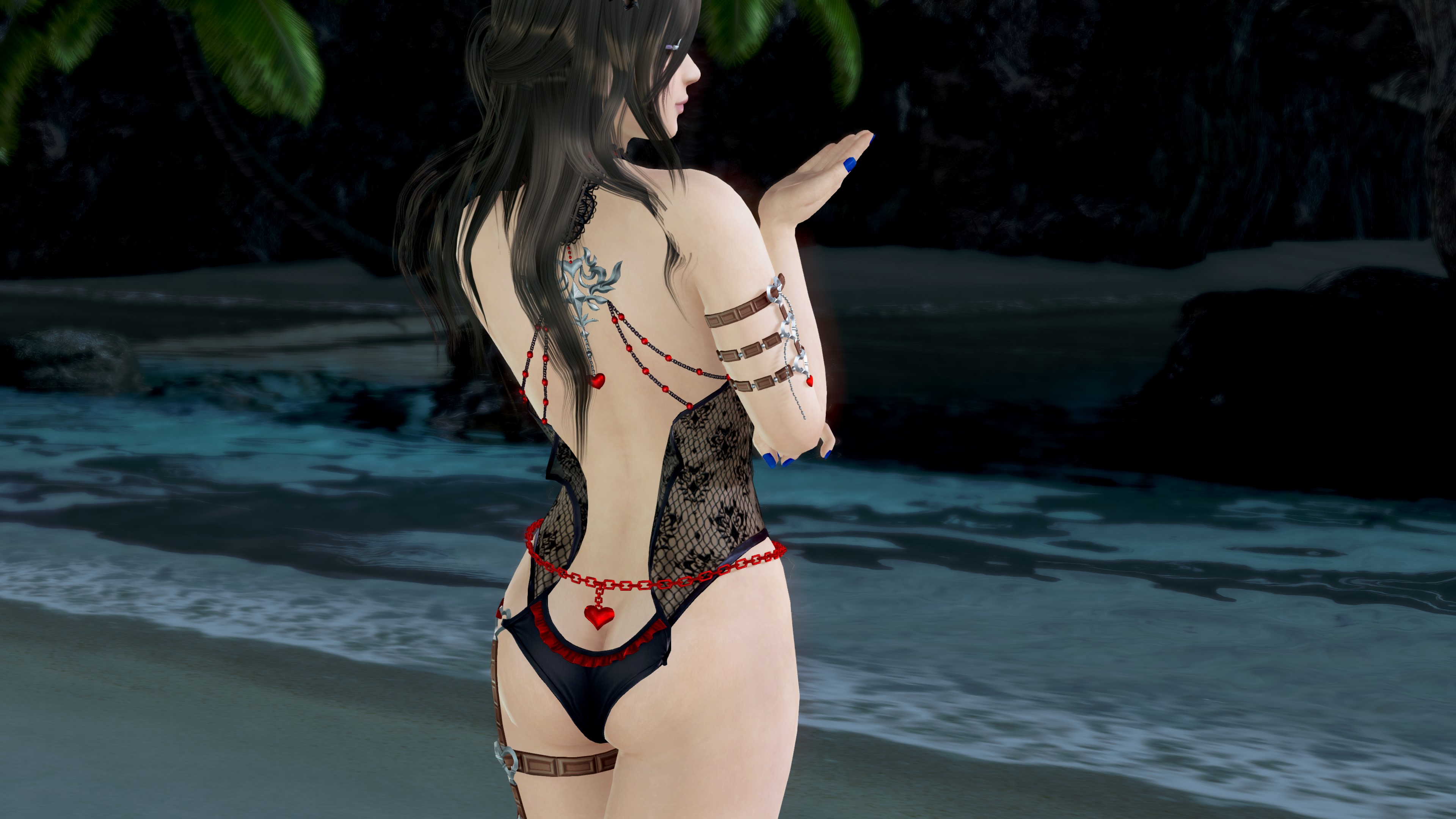 背中は腰部分がはだける。ハートの鎖で目を惹かせる工夫が楽しい