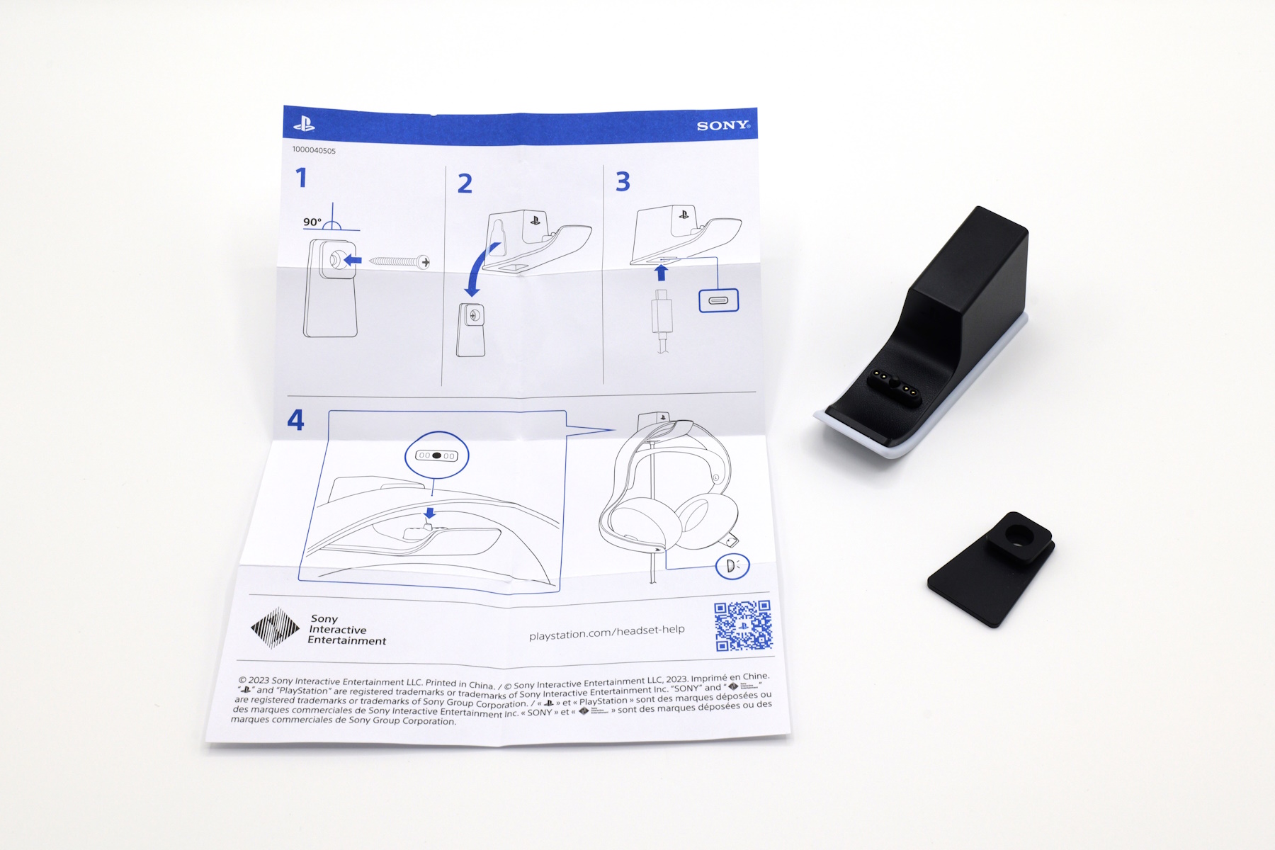 マウンティングフックを取り付け、フックにチャージングハンガーを固定することが可能。ユーザー好みの場所に置きながら充電することができる