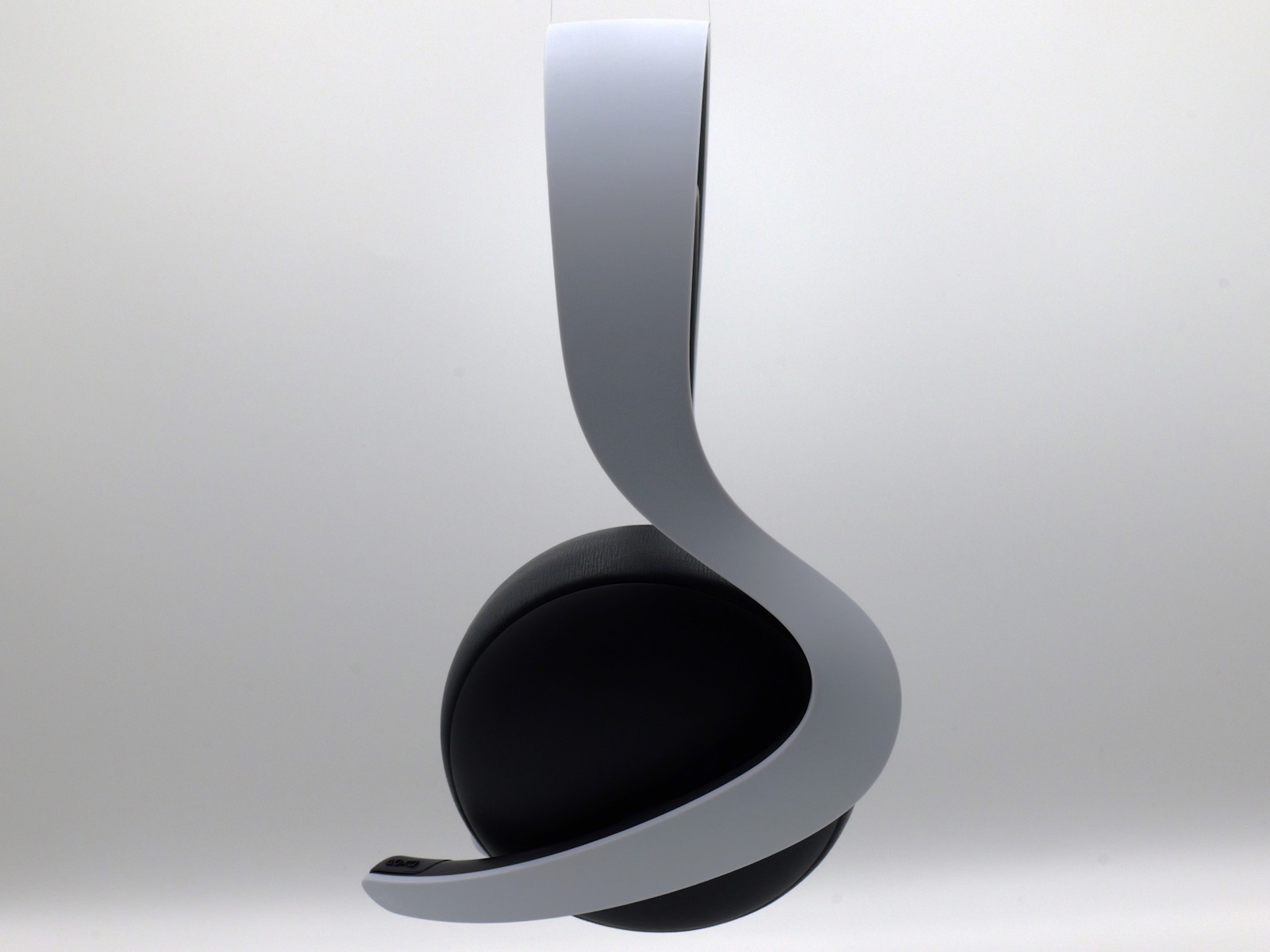 横から見ると「S」の字に見えるアームが特徴