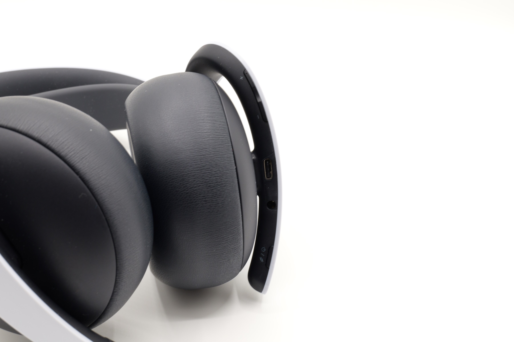 右手側には操作ボタンやUSB Type-C端子などが集中