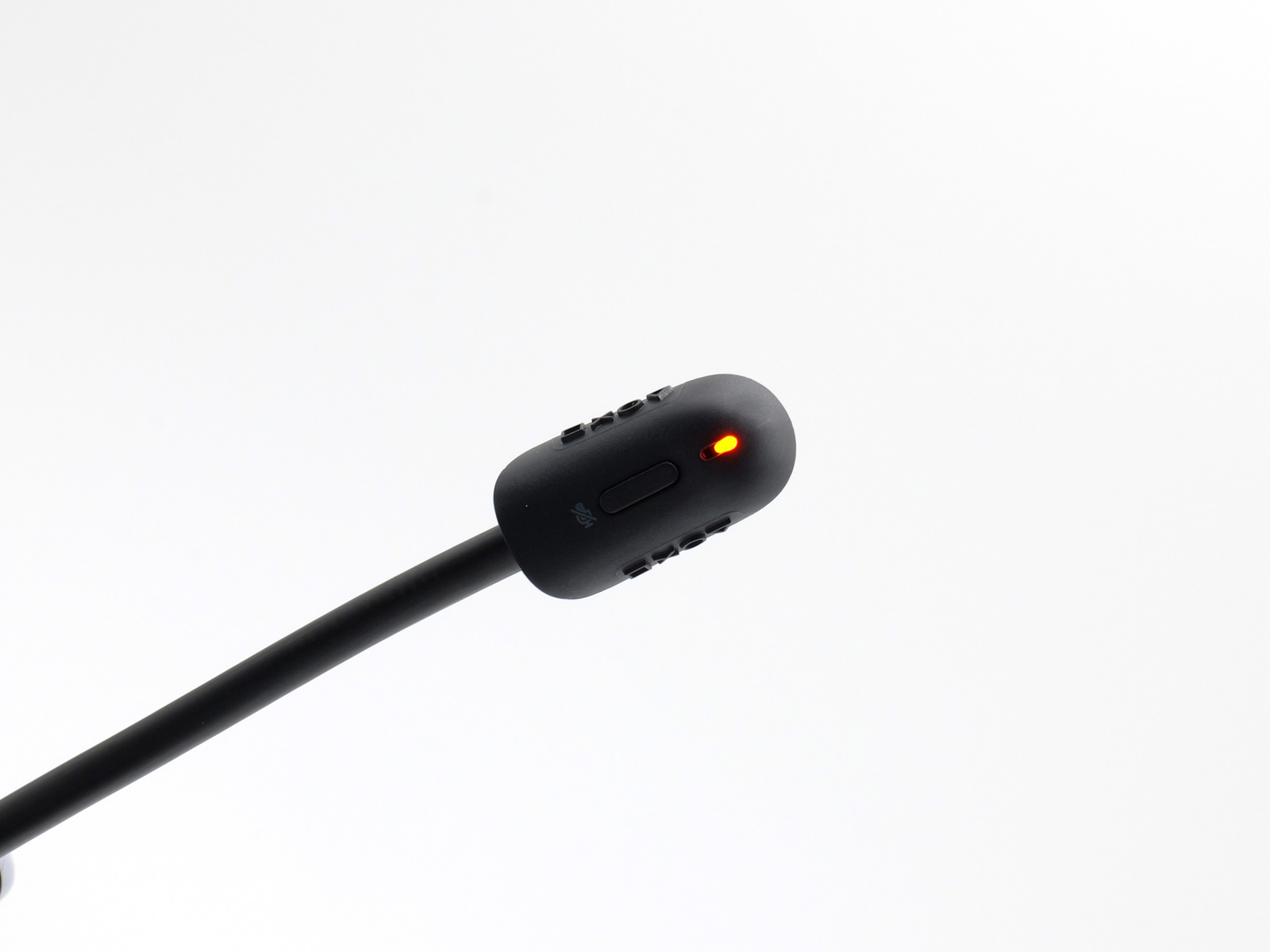 マイク部分にはミュートボタンとLEDを備えていて、瞬時にミュートの有無がわかるようになっている