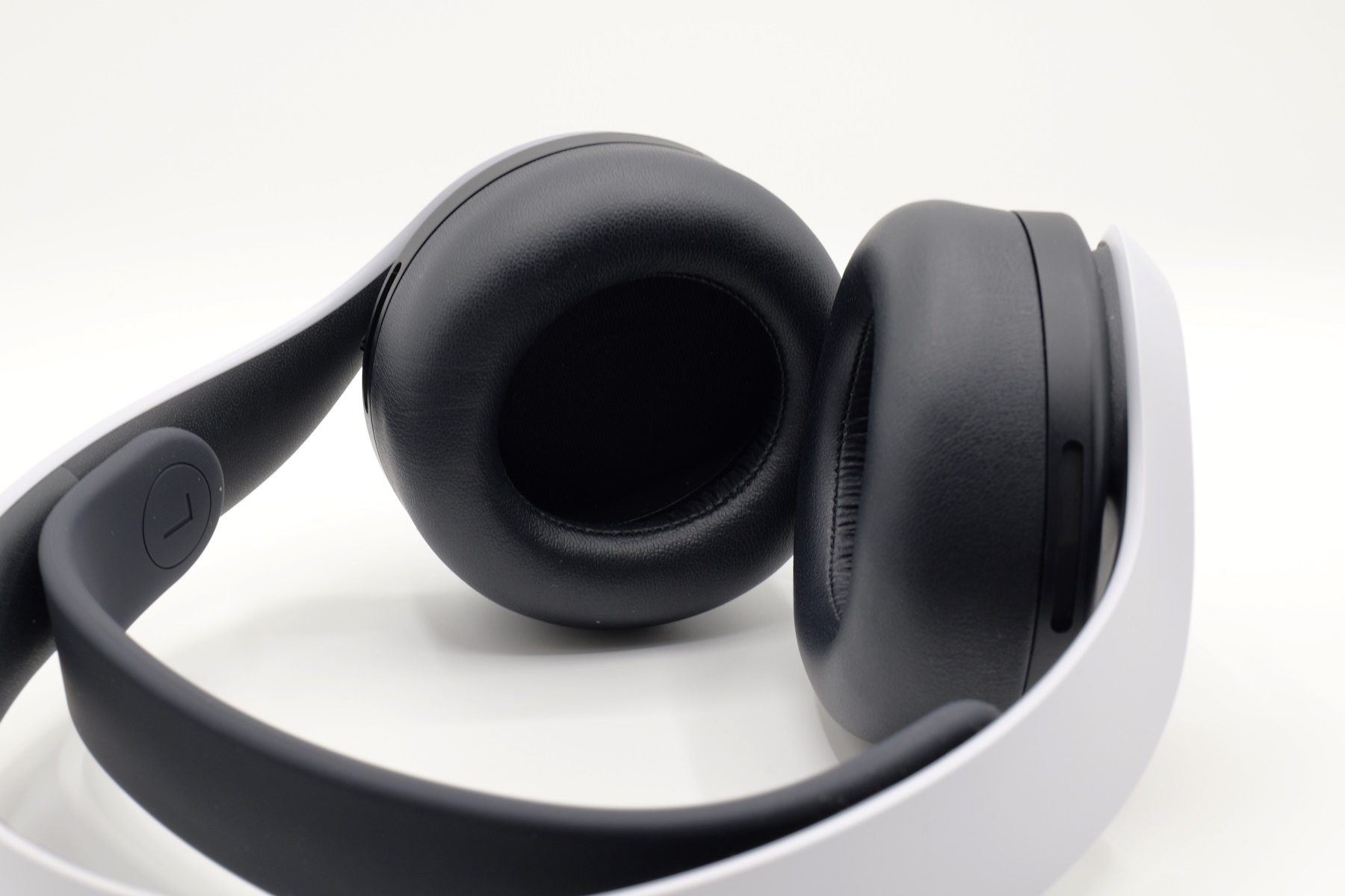 「PULSE 3D」のイヤークッション部分。狭く浅いので、筆者の耳がハウジングにあたっていた