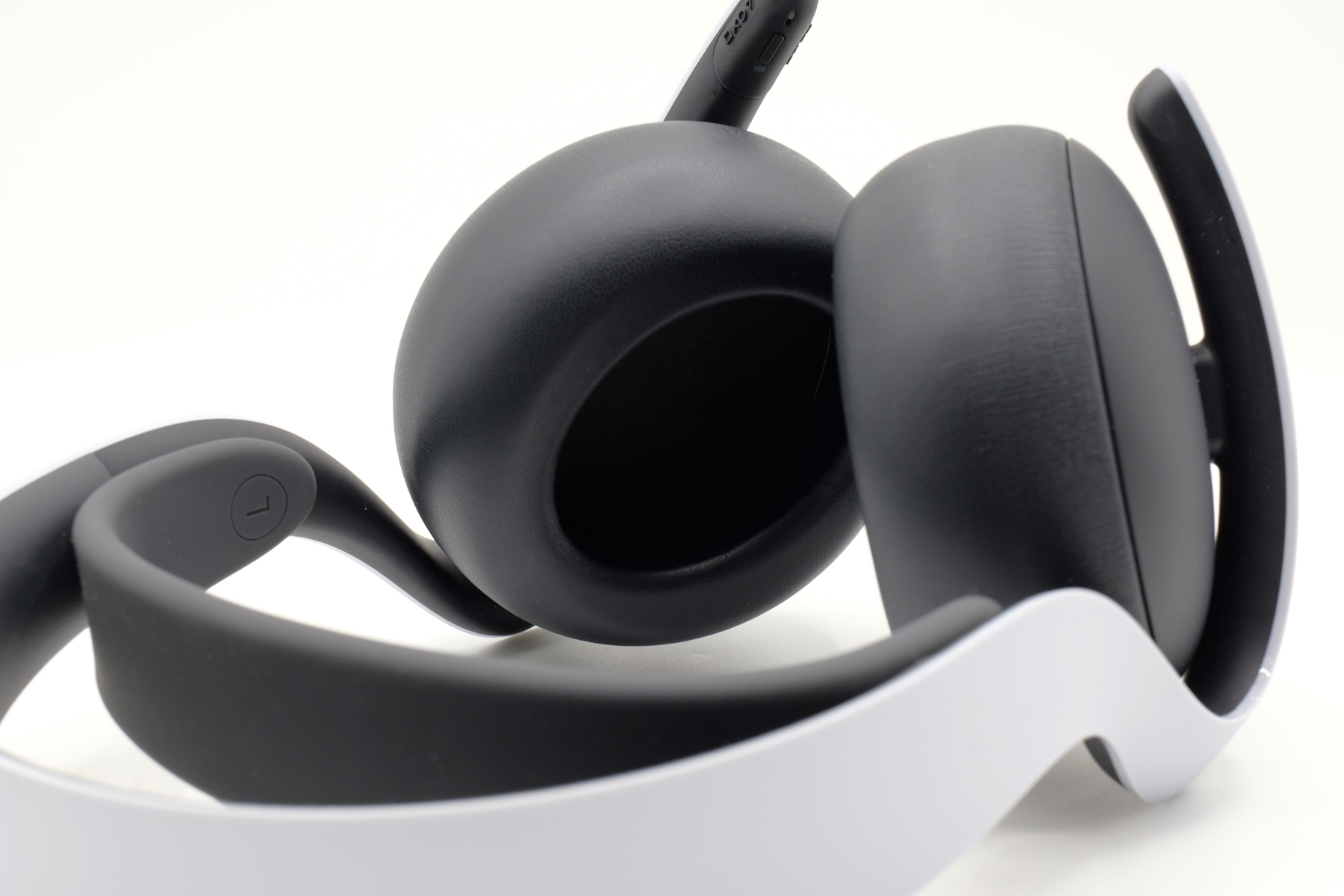 「PULSE Elite」のイヤークッション部分。大型化し内部の空間が広がっているほか、クッションも柔らかくなっている