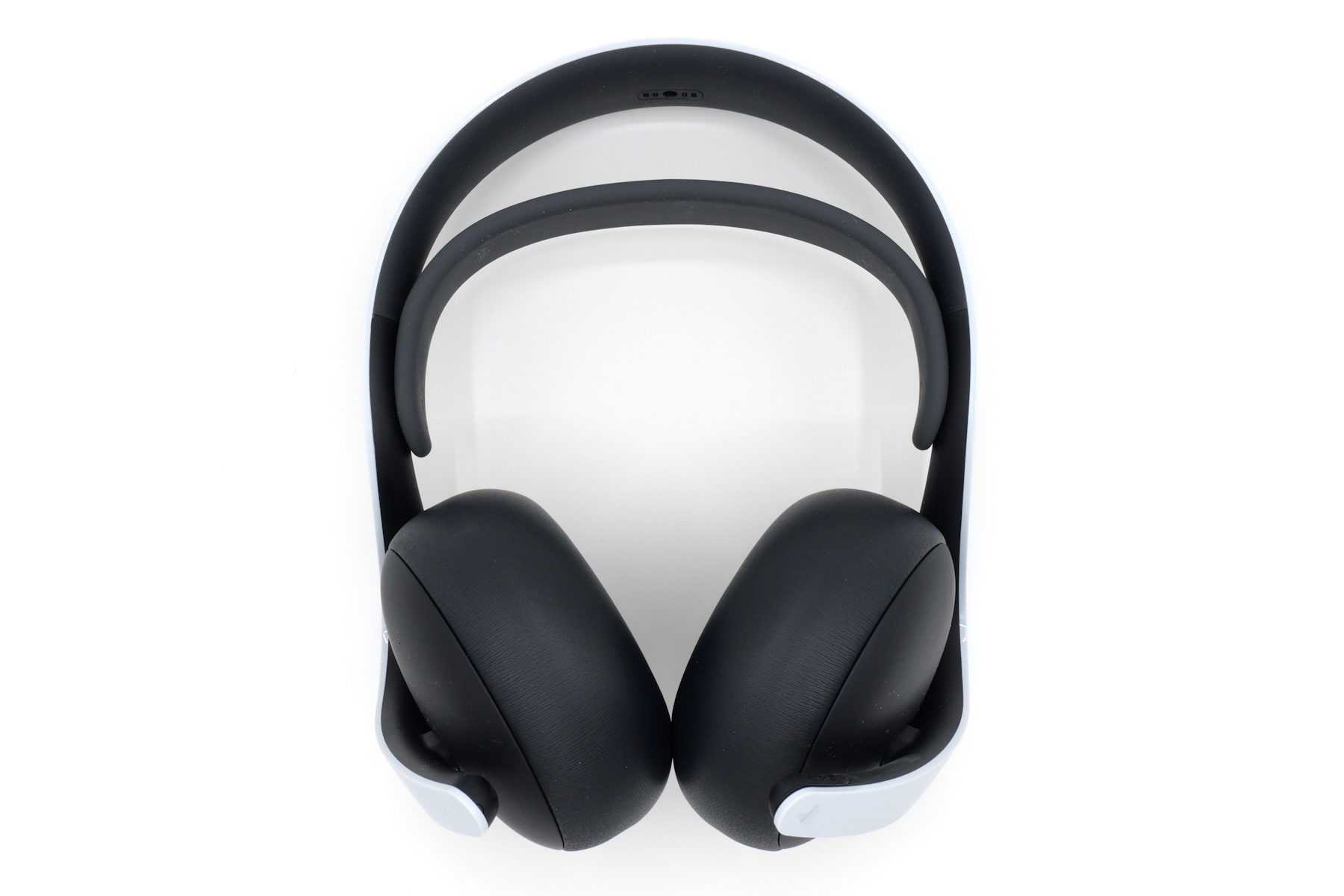 二重構造のヘッドバンドは「PULSE 3D」から引き継ぎ、頭のサイズに応じて無段階でスライドする