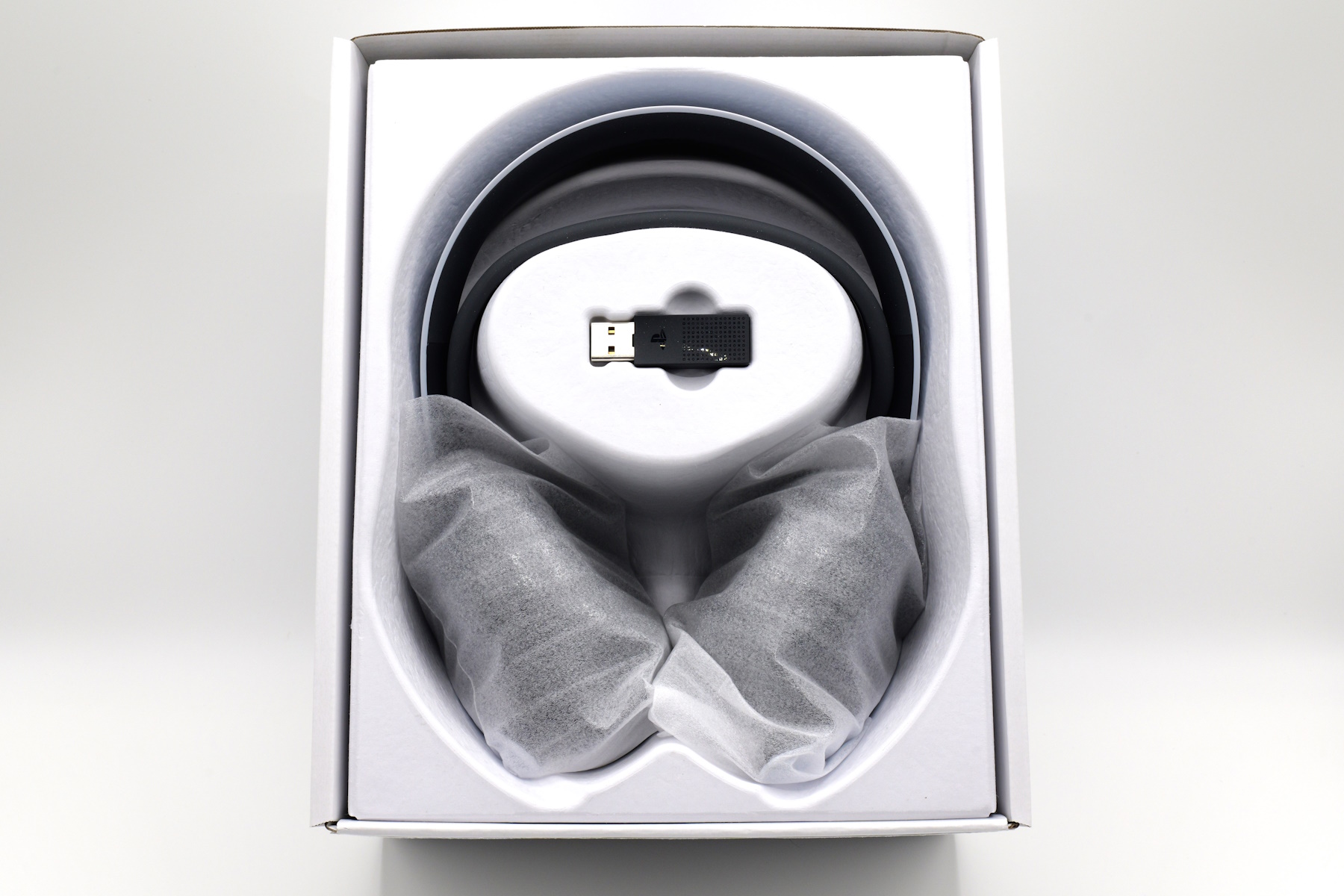 スタートアップガイドを取ると、ヘッドフォン本体と「PS Link USBアダプター」が鎮座していた