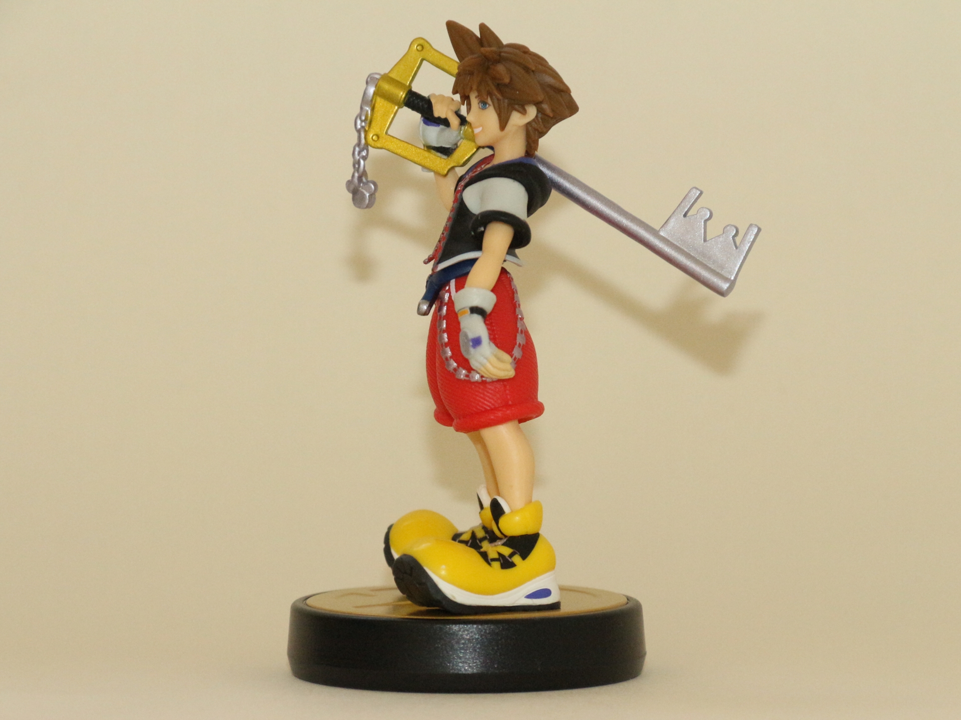 どの角度から見ても、また遠くから見てもソラと一発でわかるさすがのデザイン。ファンとしてとても嬉しいamiibo化だ