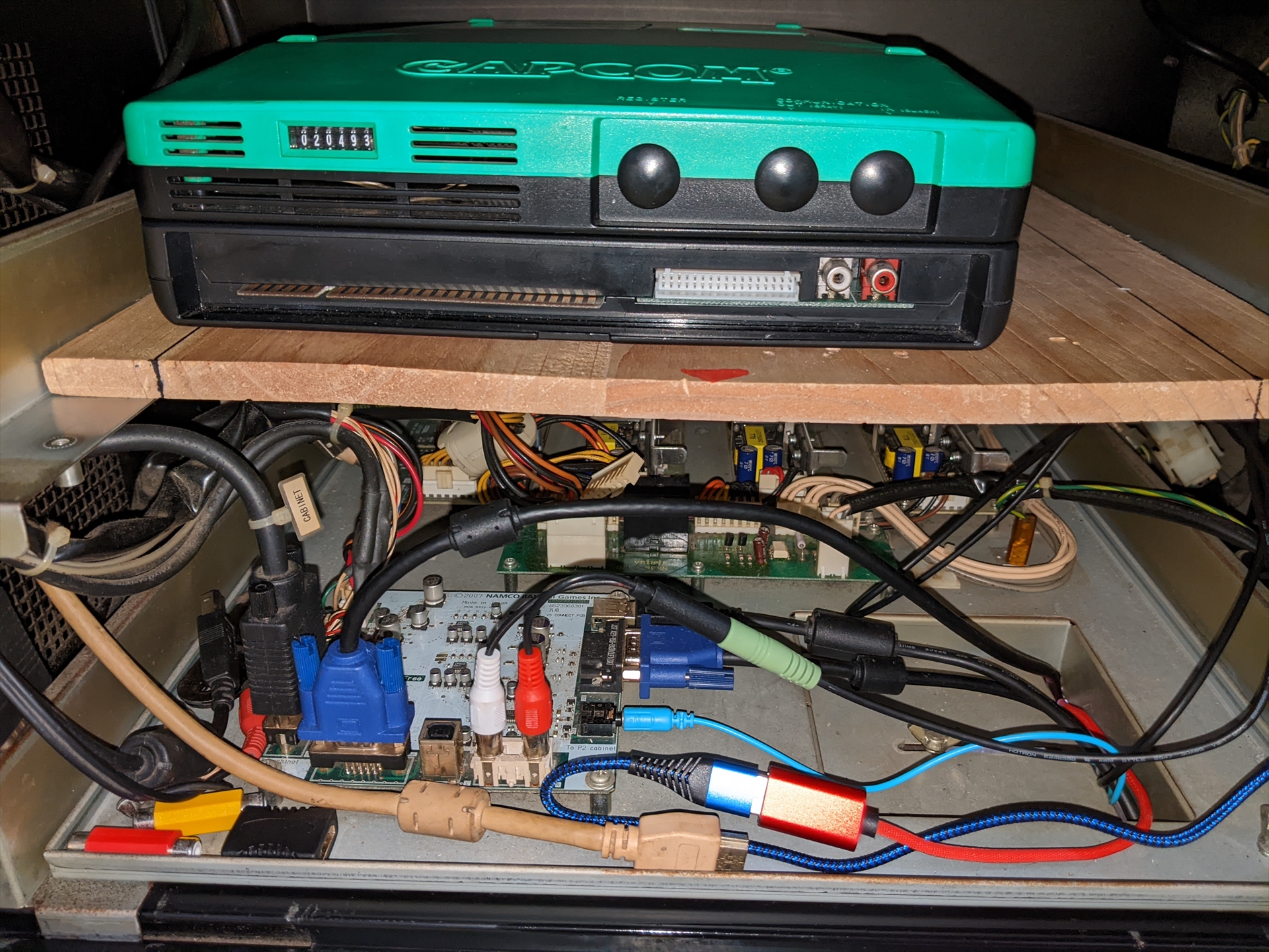 筐体のI/O基板。今回はVGAとAudio端子を使用