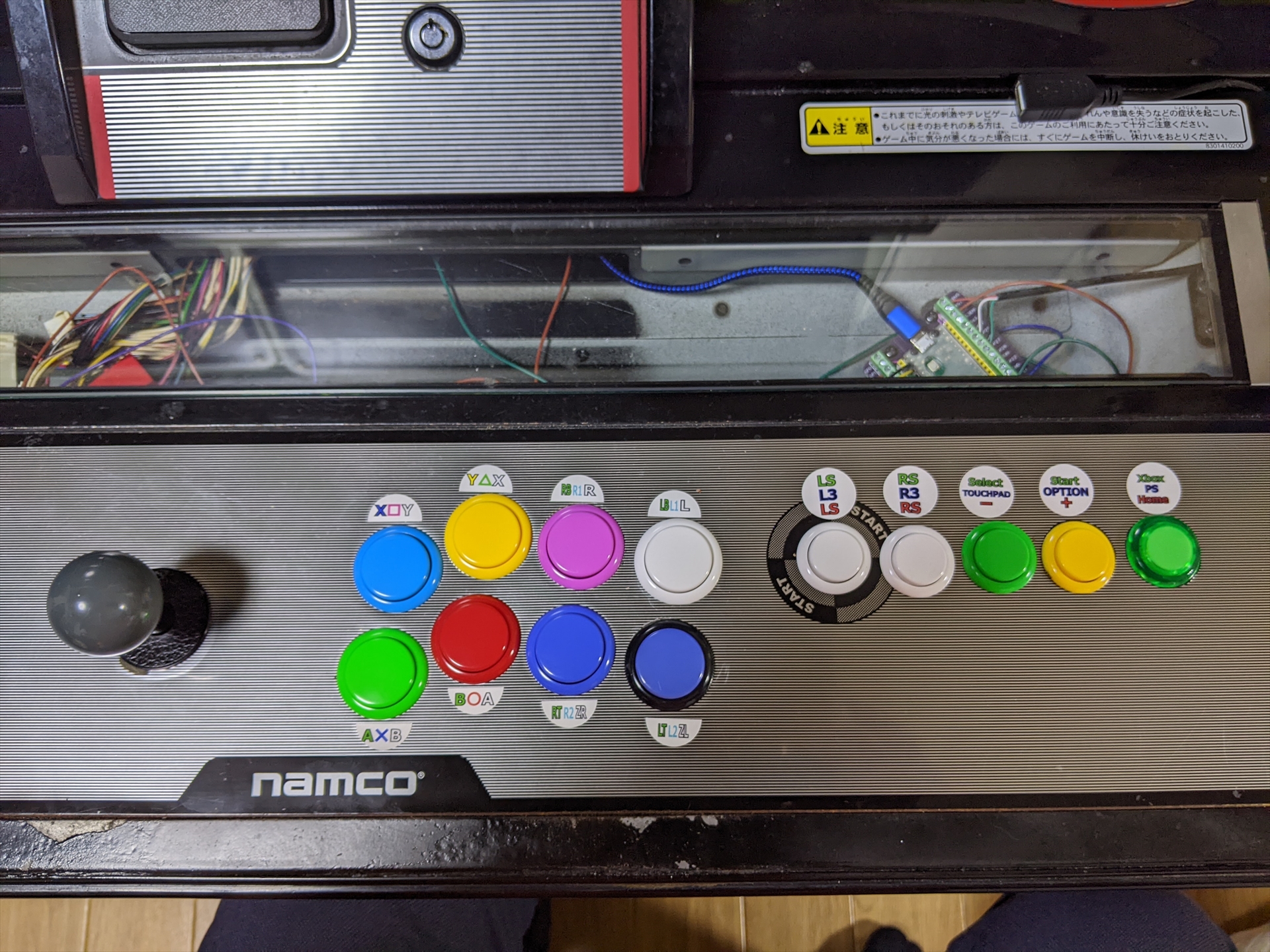 コンパネにボタン用の穴を開け増設。30mmを2か所、24mmを4か所。ボタンは三和電子製。