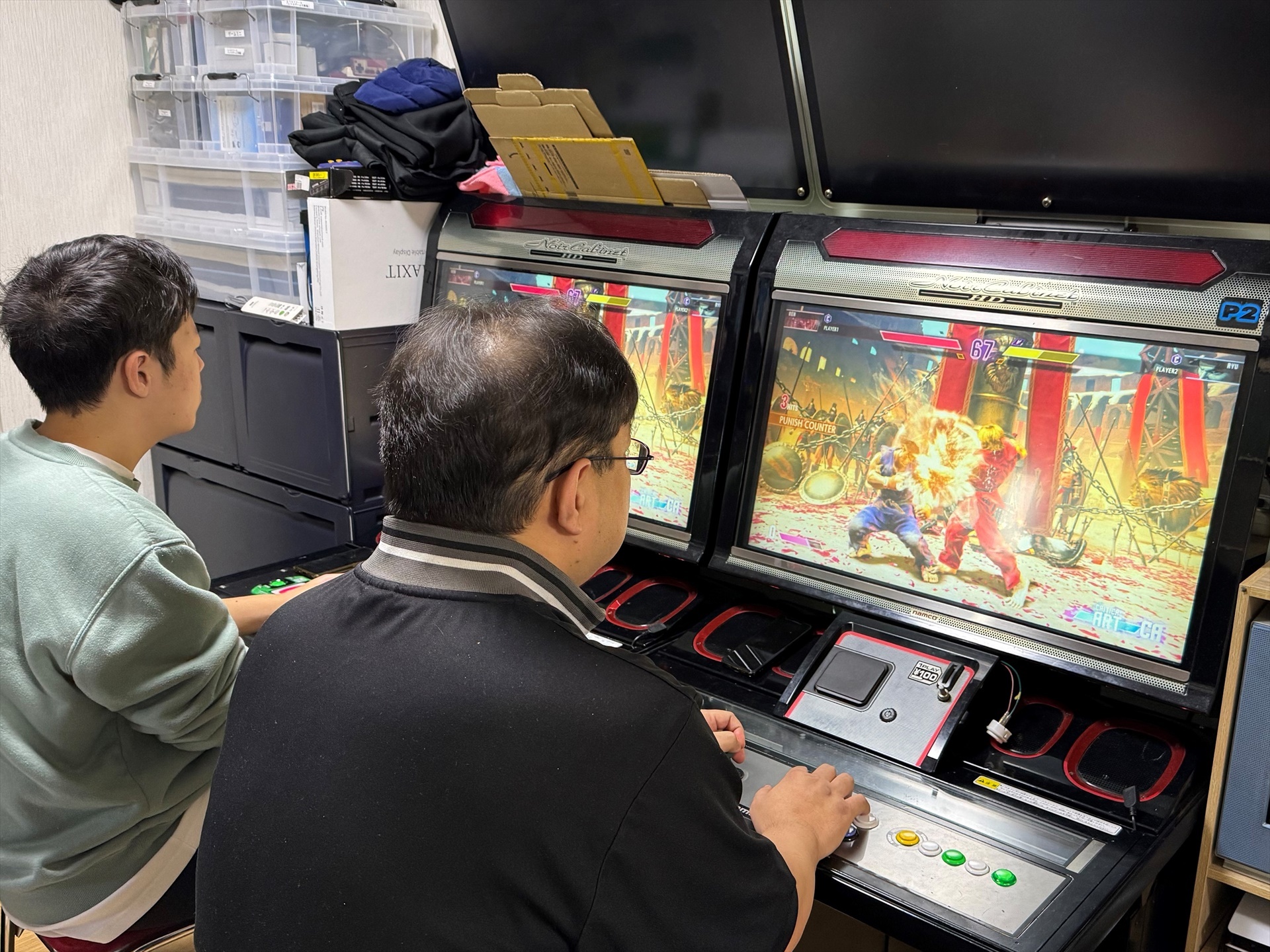 筐体を2台横並びに配置して対戦台を実現。息子と切磋琢磨する筆者。