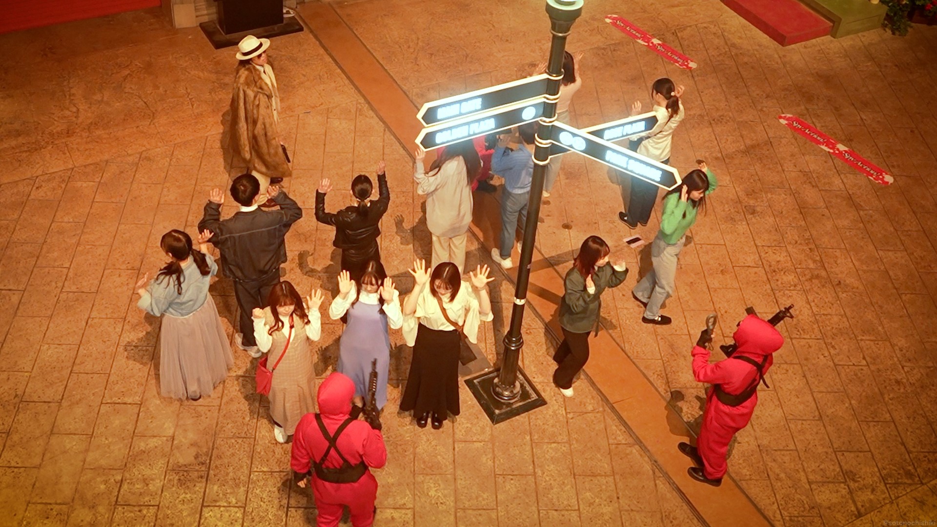 マフィアとスパイエージェントのド派でなアクションの戦闘に巻き込まれてしまうイマーシブ体験。銃を向けられ、人質になるという、一度は妄想したことあるようなシチュエーションが体験できるイマーシブ体験アトラクション