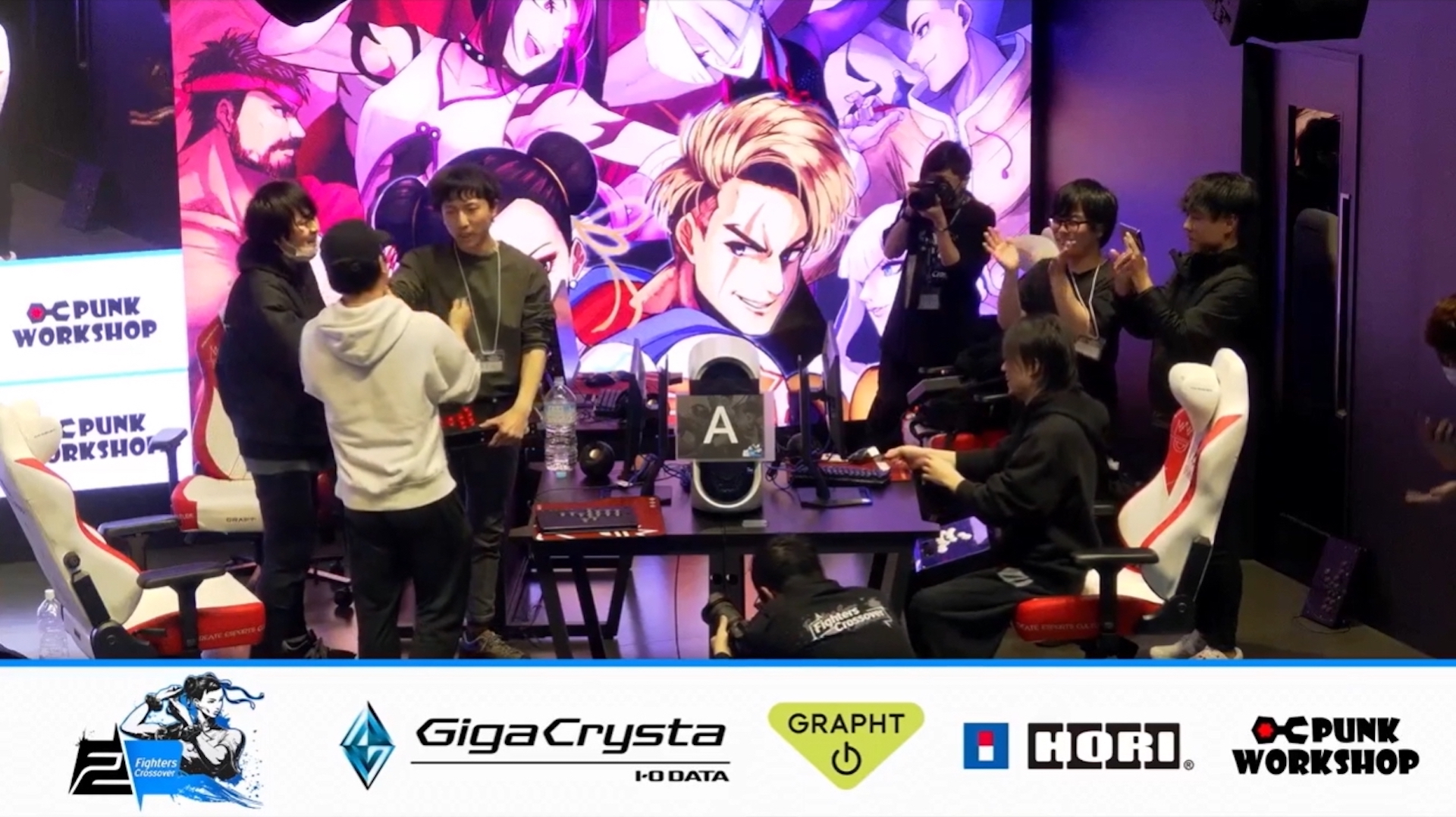 まさかの敗北にも拍手で応えるチーム「たかし」の面々と勝利を讃え合う「ぽんぽこ発動前ステ小足」のメンバーたち