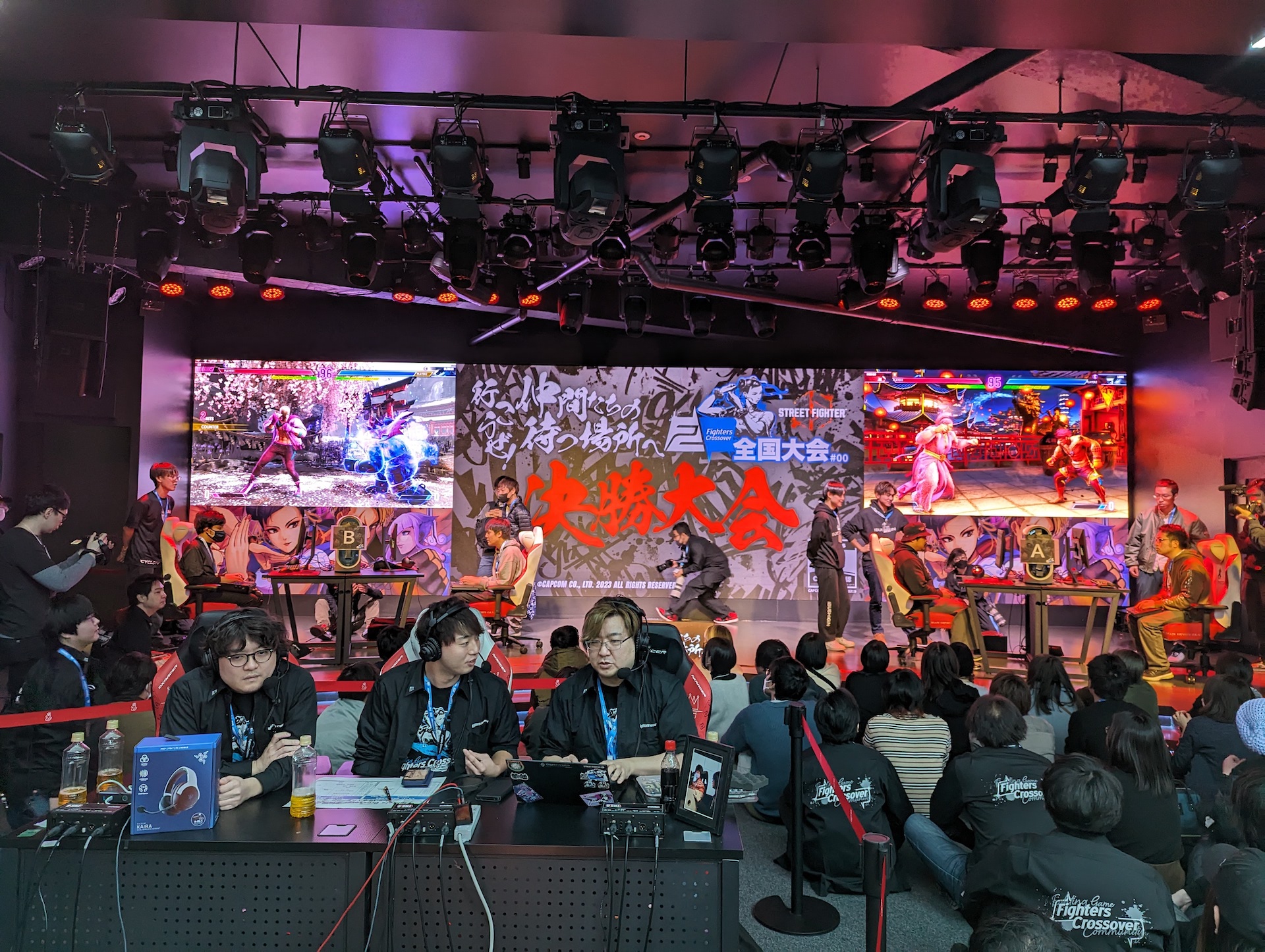 ステージ上には2台のPCが設置され、2試合ずつ行なわれていった。配信スペースには実況解説陣が座って試合を解説。なお、現地の実況解説にはハマシカ氏、ヨシヲ氏、ふり～だ氏、もらお氏、総合MCはコーリー氏、ガヤは主催のかげっち氏