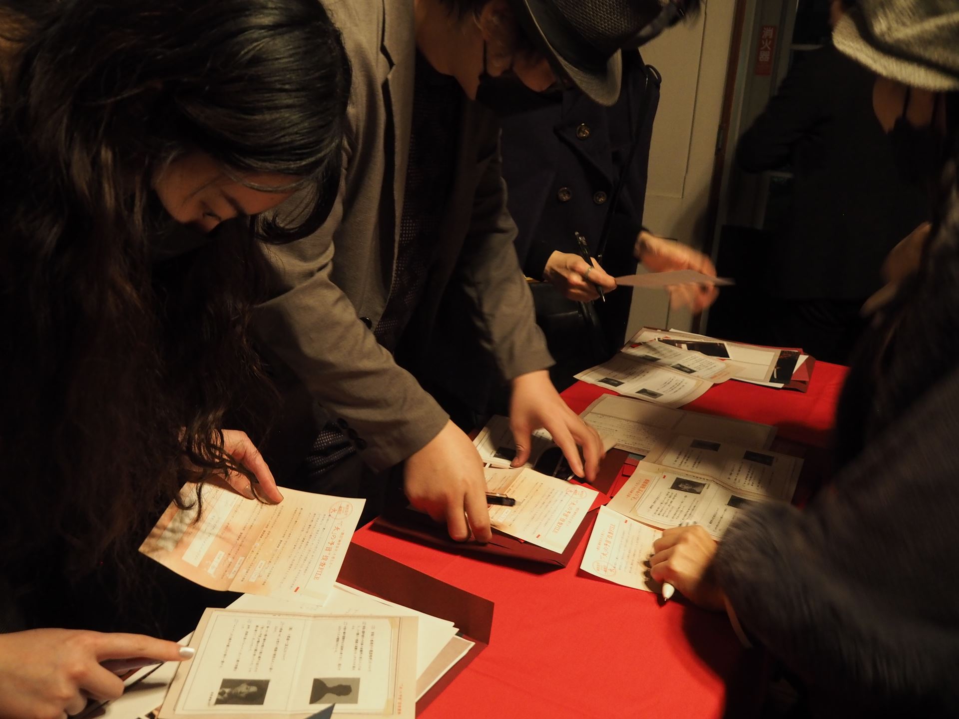 必死で推理を行なう参加者達