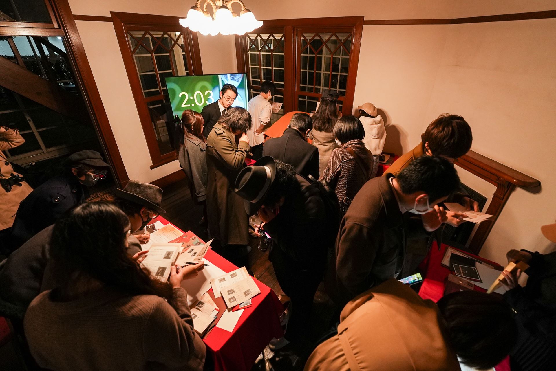 残り制限時間が刻一刻と短くなっていくなか、真相究明に全力で取り組む参加者